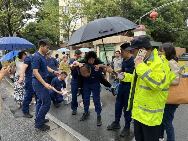 九融配资 女子撑伞骑车时摔倒受伤 这群“蓝朋友”们及时伸出援手
